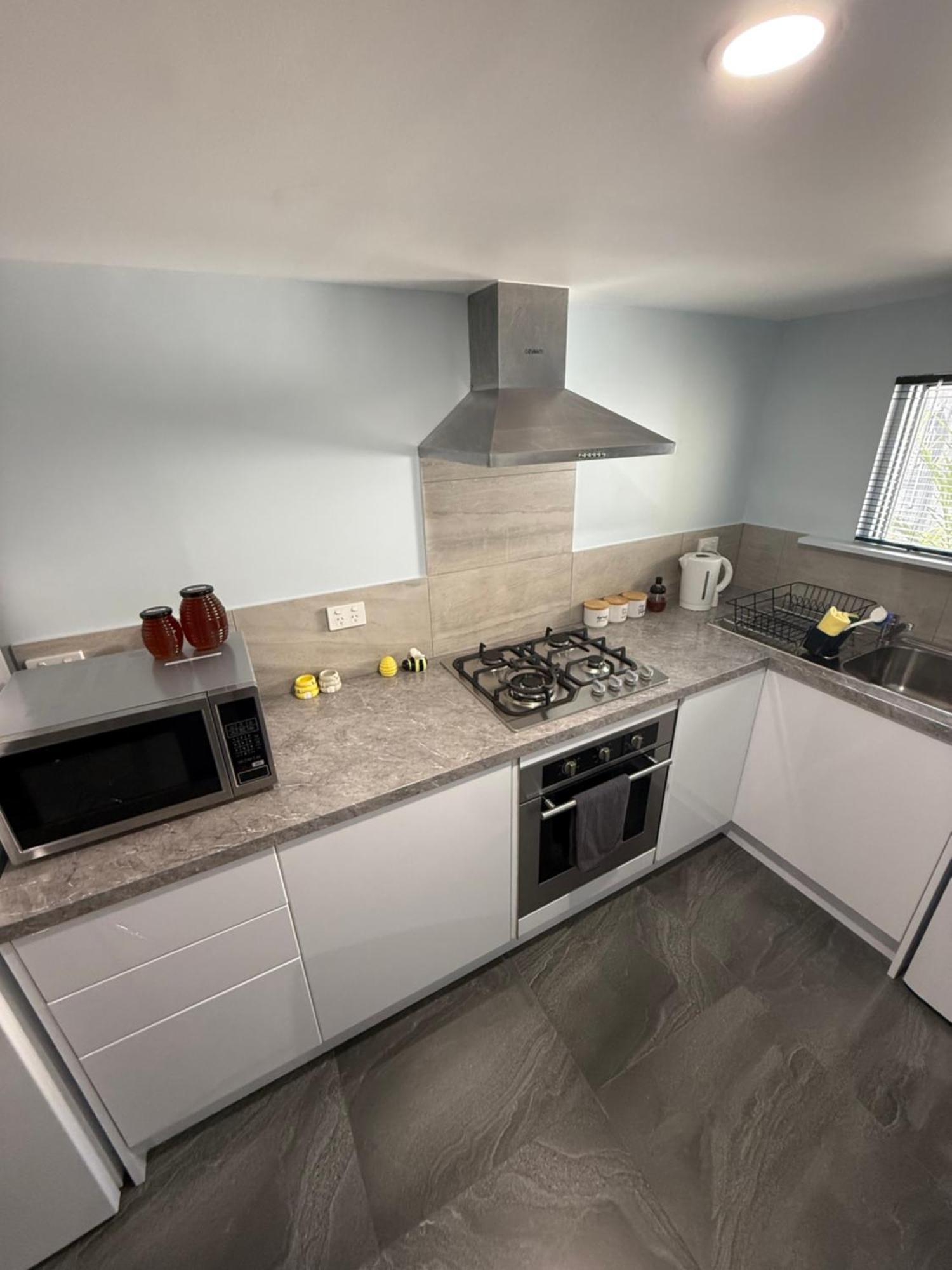 Готель Bee House Dinmore Екстер'єр фото